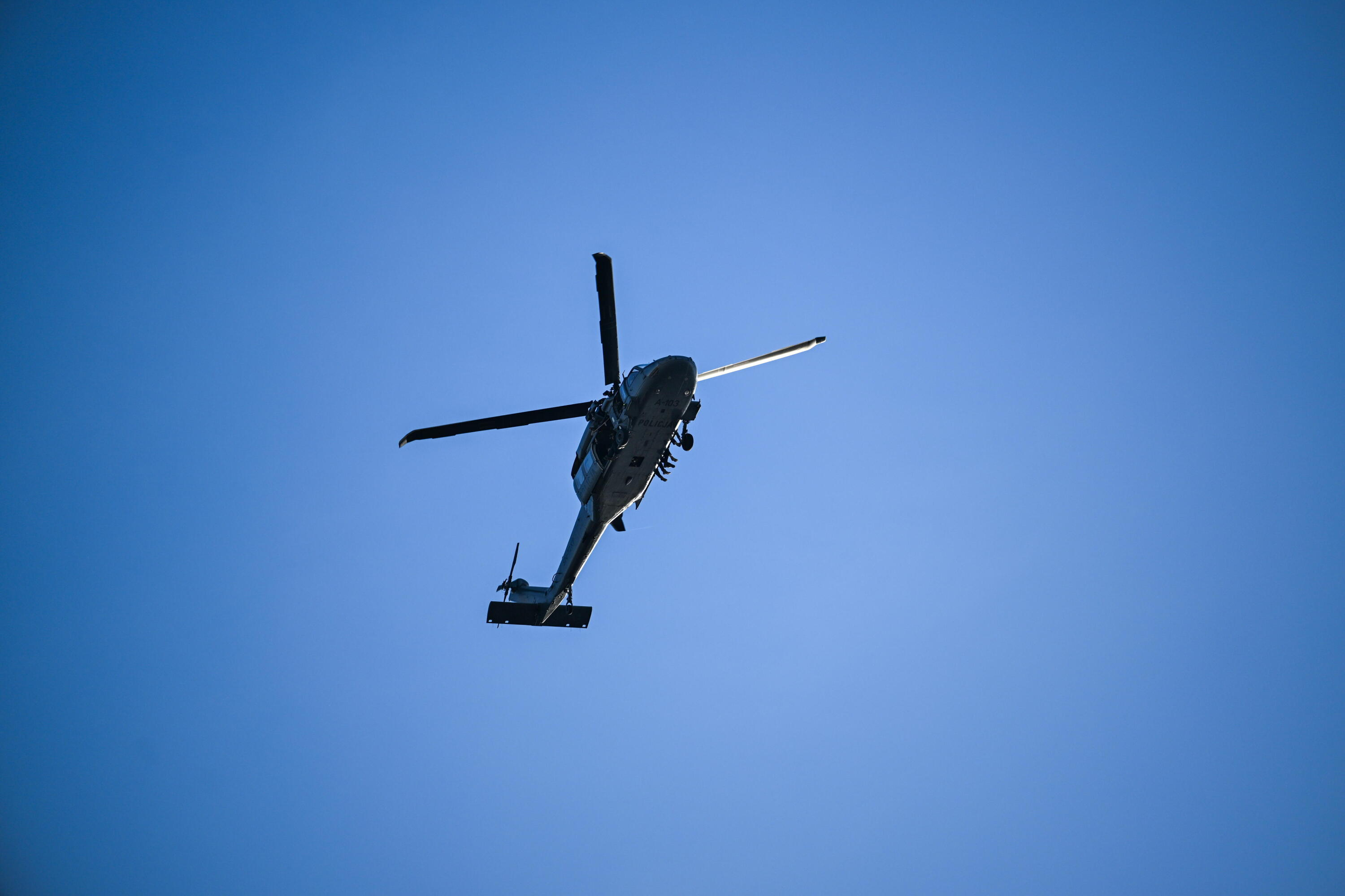 Policyjny śmigłowiec nad Warmią: Zaśnieżone drzewa blokują tory kolejowe