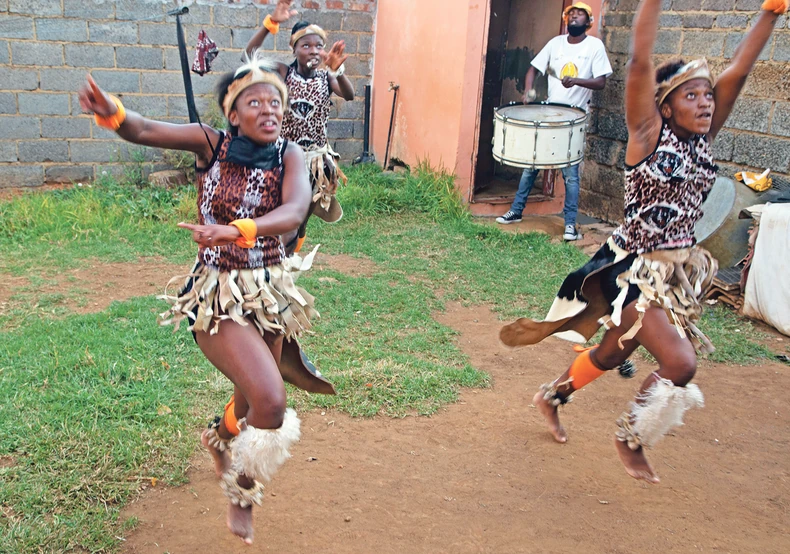 U ovom plemenu svako dete raste sa slobodnim Brojni Zului su danas pripadnici srednje klase, koji žive u predgrađima i imaju normalne poslove. Mnogi Zului su uspešni u biznisu, a takođe su prisutni i u parlamentu Južne Afrike