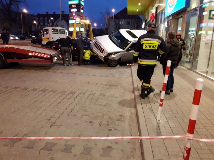 Chciał zaparkować. Zniszczył sklep i samochody