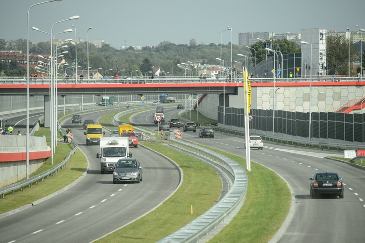 Inwestycję za 368 mln zł netto realizowała spółka Budimex. Budowa odcinka pomiędzy węzłami Jastków i Lublin Sławinek rozpoczęta w 2011 r. znacznie się wydłużyła, ponieważ potrzebne były dodatkowe prace na nasypie przechodzącym przez dolinę Ciemięgi. <br><br>(zuz) PAP/Wojciech Pacewicz