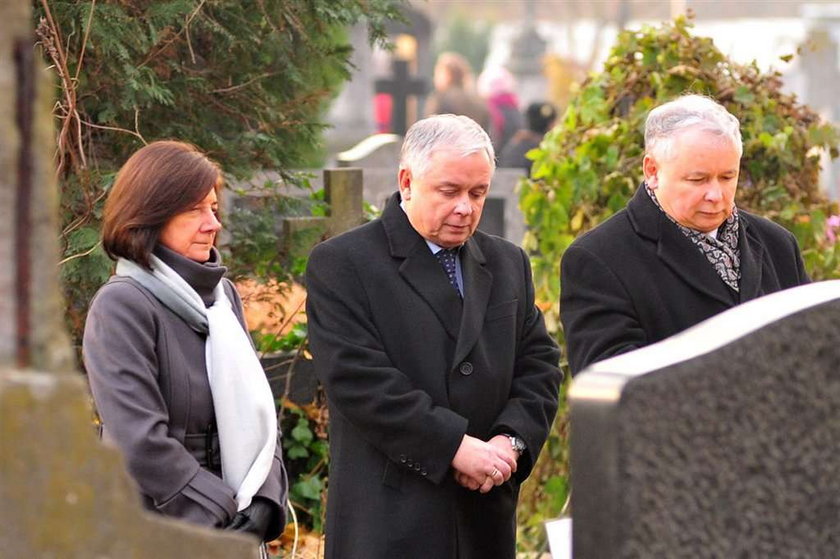 Prezydent Kaczyński na grobie ojca