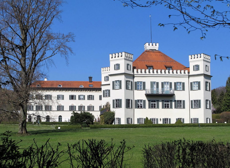 Elżbieta spędziła swoje dzieciństwo w zamku Possenhofen nad jeziorem Starnberg (CC BY-SA 3.0).