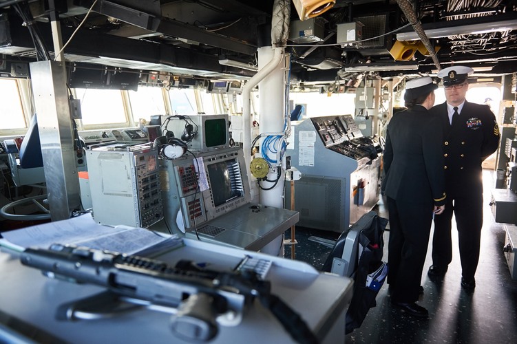 Oficerowie na mostku USS Donald Cook