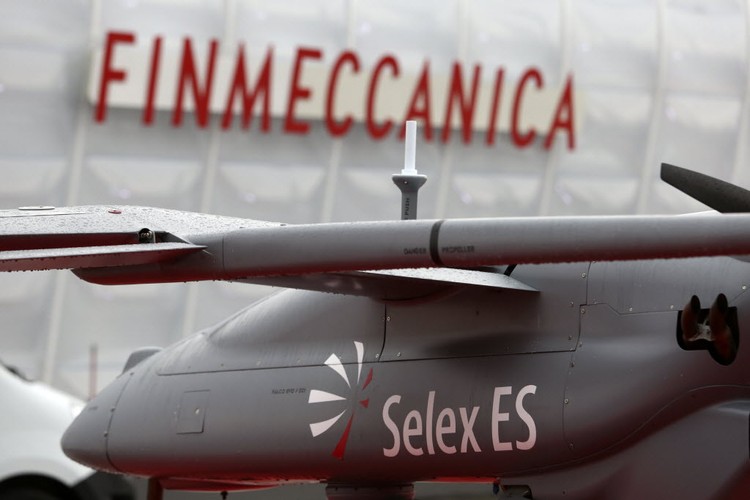 Na Międzynarodowym Salonie Lotniczym nie zabrakło też dronów, czyli bezzałogowych maszyn latających. Tutaj: dron z logo Selex ES, w tle stoisko Finmeccannica SpA, włoskiej firmy, która produkuje m.in. helikoptery.
