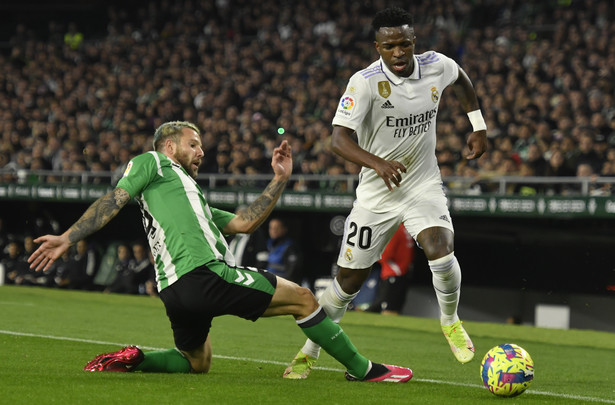 epa10505613 Real Betis's Aitor Ruibal (L) in action against Real Madrid's Vinicius Junior during the Spanish LaLiga soccer match between Real Betis and Real Madrid, in Sevilla, southern Spain, 05 March 2023. EPA/RAUL CARO Dostawca: PAP/EPA.