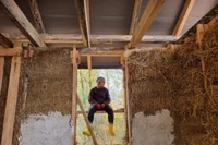 Dom pod Warszawą wygląda zwyczajnie, ale jest wyjątkowy w Polsce