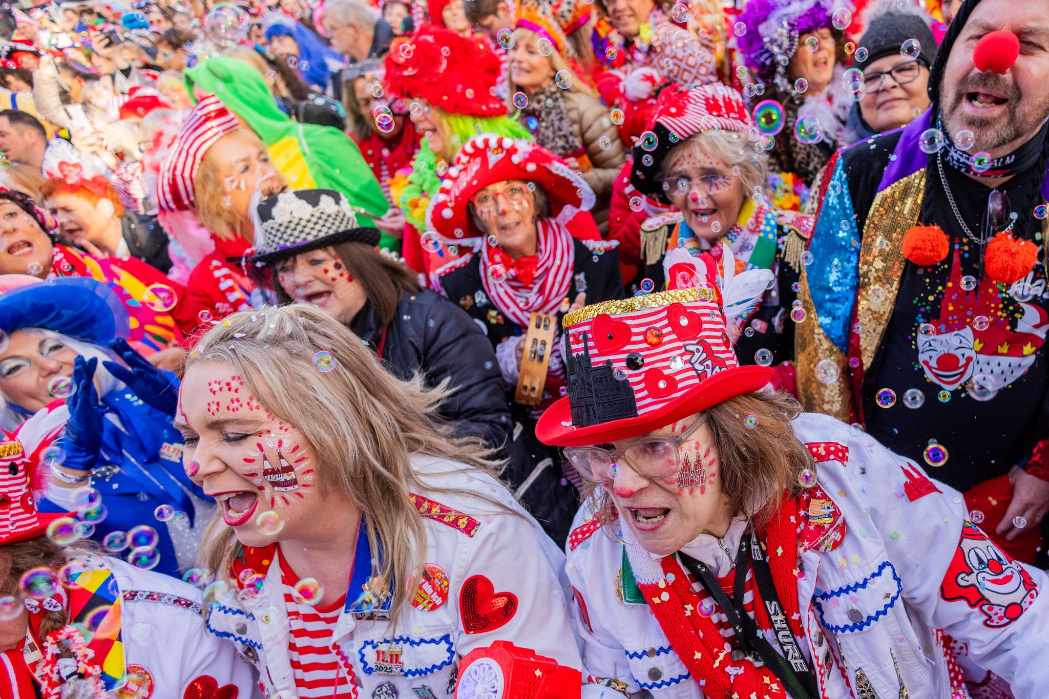 Karneval 2025: Tausende feiern Session-Start in Köln bei mildem Wetter