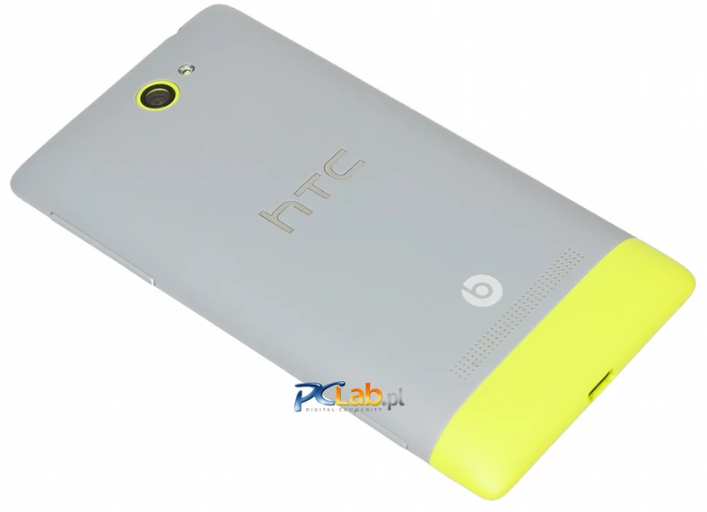 Wygląd obudowy nawiązuje do HTC 8X, ale jest ona znacznie mniej kanciasta i mniejsza, dzięki czemu 8S leży w dłoni o wiele wygodniej niż jego większy brat. Konstrukcja tego smartfona szybko przypadła nam do gustu, bo łączy w sobie wiele bardzo istotnych zalet: jest on niewielki, lekki, ma ciekawe wzornictwo, a przy tym jest solidny (główna część obudowy została wykonana z jednego kawałka tworzywa), ponadto tył jest miły w dotyku, a całość nie wyślizguje się z rąk. Naprawdę trudno się nam tu przyczepić do czegokolwiek, gdyż projekt HTC 8S jest bardzo przemyślany: to jeden z najlepiej wykonanych i najprzyjemniejszych w obsłudze smartfonów w tej klasie sprzętu.