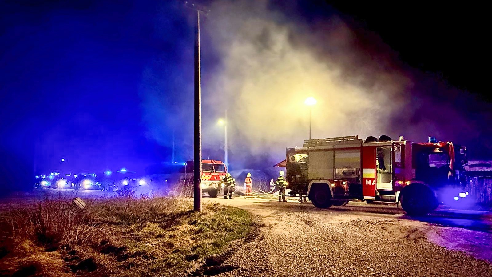 Pri požiari domu v Trnovci nad Váhom prišli o život dvaja ľudia.