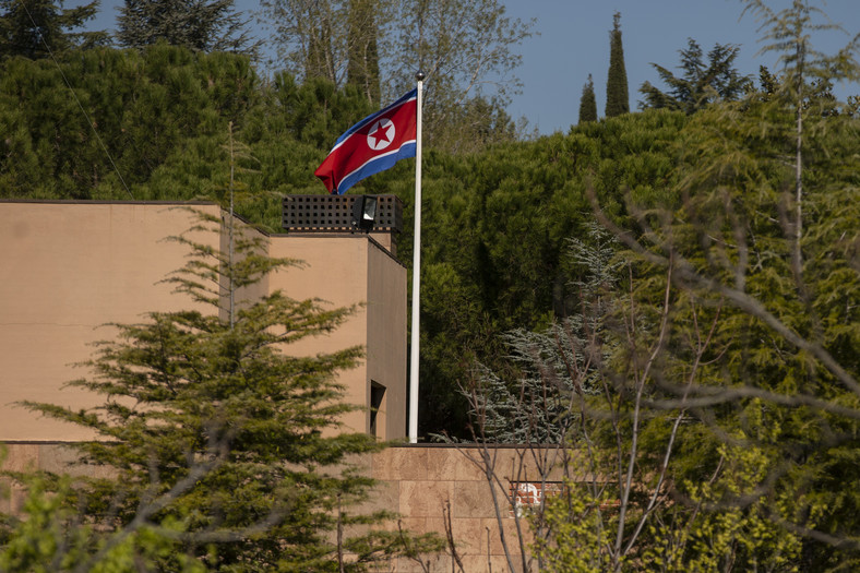 Flaga Korei Północnej powiewa na wietrze na słupie w ambasadzie Korei Północnej w Madrycie [marzec 2019]