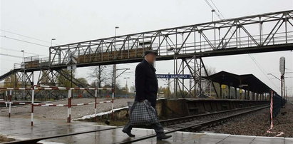 Remontują kładkę nad torami