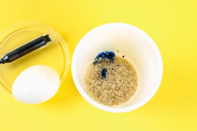 Jaja farbana uz pomoć pirinča