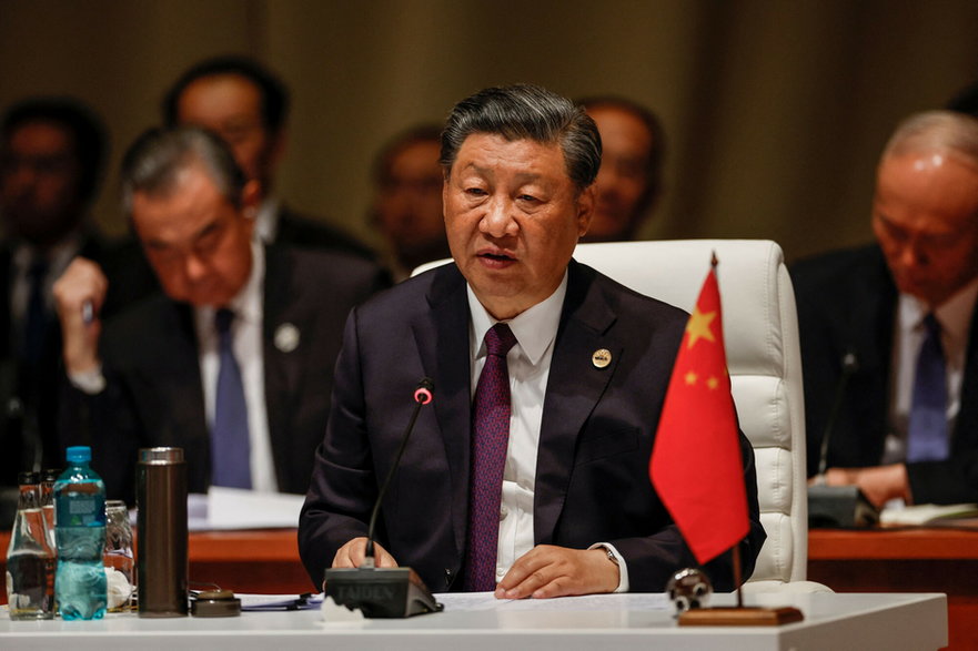 Prezydent Chin Xi Jinping na sesji plenarnej podczas szczytu BRICS 2023 w Johannesburgu, 23 sierpnia 2023 r.