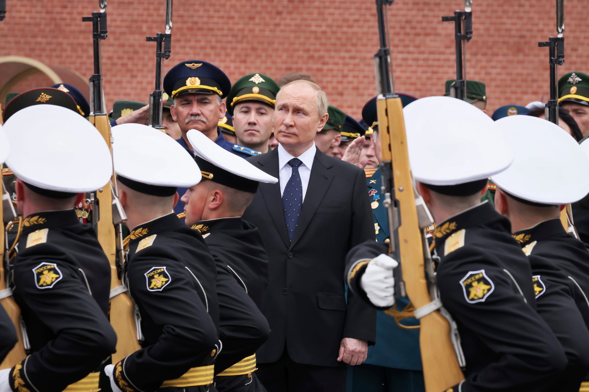 Ruský prezident Vladimir Putin počas ceremónie pri hrobke neznámeho vojaka v Moskve. 