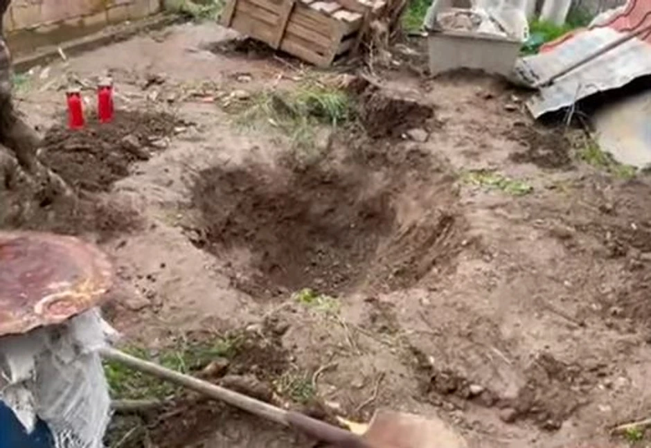 Rupa u dvorištu gde je žrtva zakopana