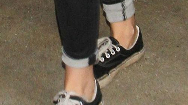 Kristen! Lyukas a cipőd!