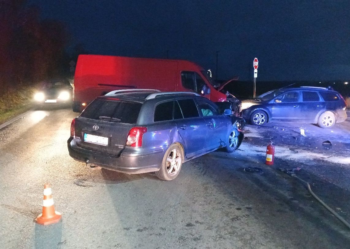 Hasiči zasahovali pri zrážke dodávky a dvoch áut v Bánovciach nad Bebravou.