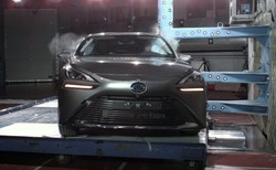 Nowa Toyota Mirai rozbita, wodór bezpieczny. Eksperci Euro NCAP pokazali dowody