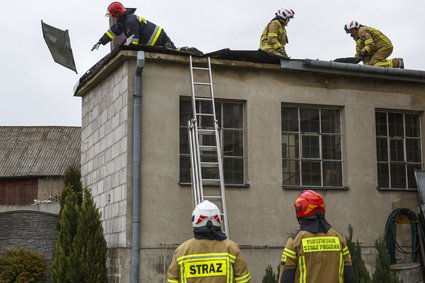 Ponad 1,2 mln osób wciąż jest bez prądu, przyznaje MSWiA