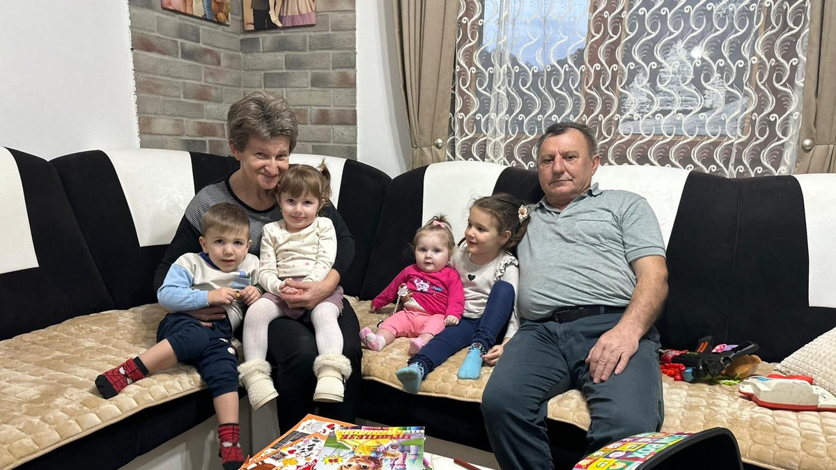 Snežana i Negoslav Stranjančević sa unucima