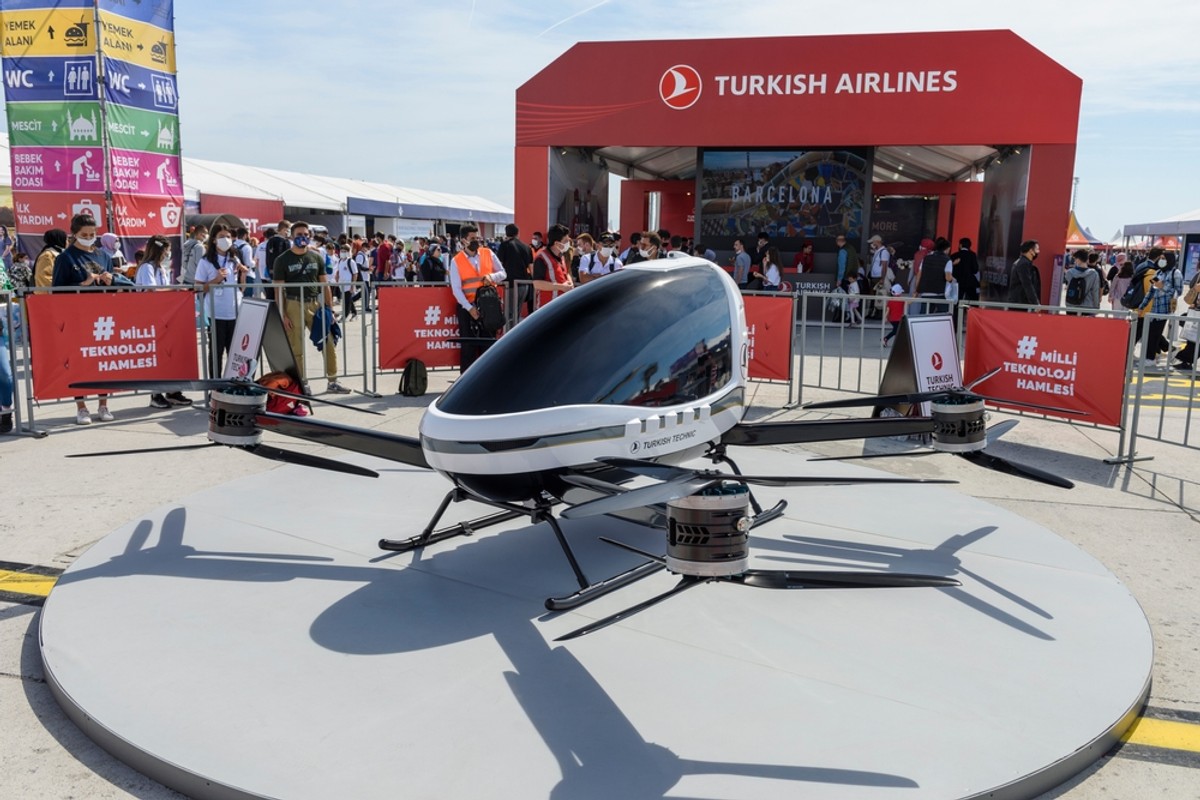Projekt latającej taksówki „Esinti”, stworzony przez THY Teknik, zaprezentowany na Festiwal Teknofest na lotnisku Ataturk w Stambule w 2021 roku