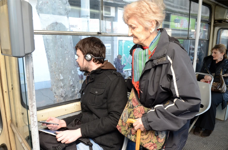 Da li stariji da stoje, dok se mladi prave ludi?