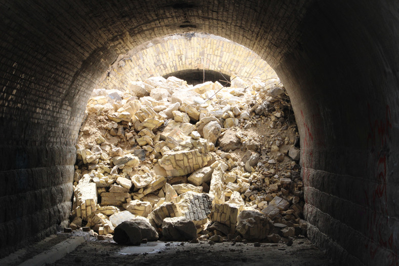 Kupa ceglanego gruzu i wnętrze ponad stuletniego burzonego właśnie tunelu kolejowego w Białymstoku