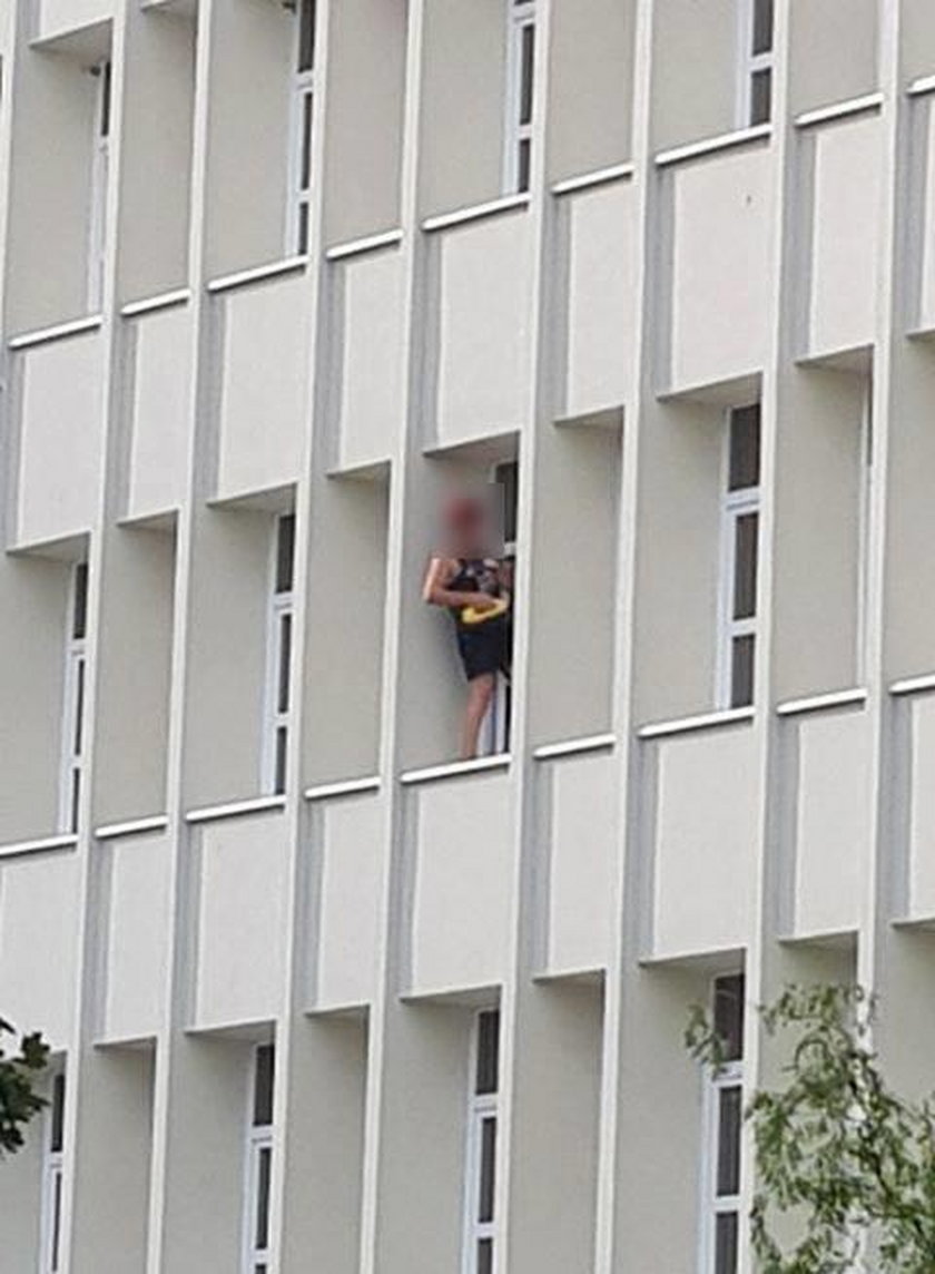 Ostrów Wielkopolski: kobieta myje okna w urzędzie na parapecie