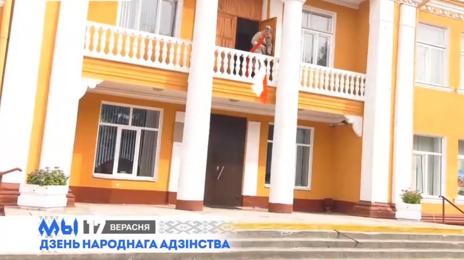 Białoruska telewizja pokazała rekonstrukcję zdarzeń sprzed 83 lat, w czasie której z balkonu zrzucono flagę Polski (screen: TadeuszGiczan/Twitter)