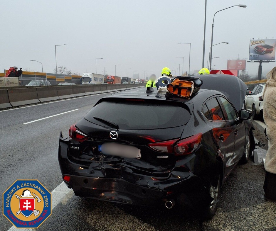 Na diaľnici D2 v Bratislave bola nehoda dvoch áut.