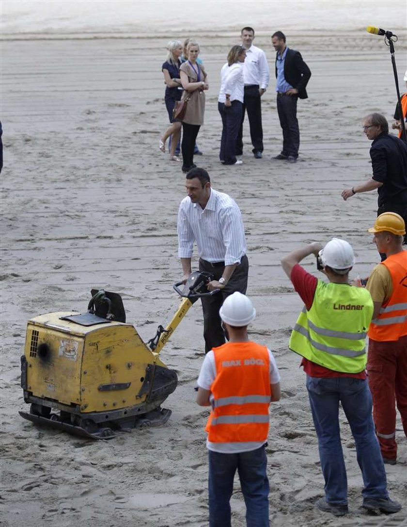 Witalij Kliczko pomagał robotnikom na budowie stadionu we Wrocławiu. To tam Kliczko zmierzy się z Tomaszem Adamkiem