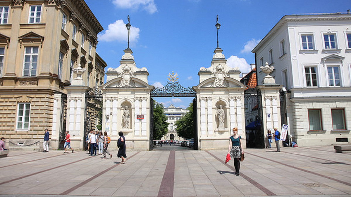 Dziewięć polskich uczelni uwzględniono w międzynarodowym rankingu Times Higher Education World University Ranking. Dwie najlepsze z nich: Uniwersytet Warszawski i Politechnika Warszawska znalazły się bardzo daleko, dopiero w szóstej setce zestawienia. Już jednak samo pojawienie się polskich uczelni w rankingu THE może być uznawane za sukces. Pierwsze miejsce, po raz pierwszy w historii rankingu, zajął brytyjski Oxford, detronizując uczelnie z USA.