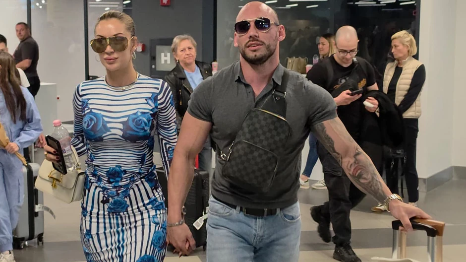 Tea Tairović sa mužem na aerodromu