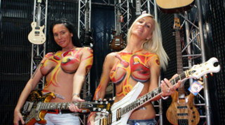 Meztelen gitárosok a SYMA csarnokban