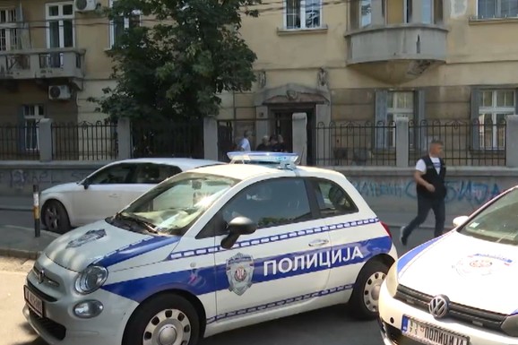 TELO MUŠKARCA PRONAĐENO U KUPATILU! Prve slike požara na Vračaru: Od jutros kuljao dim, sumnja se da je vatra buknula ZBOG CIGARETE  (FOTO/VIDEO)