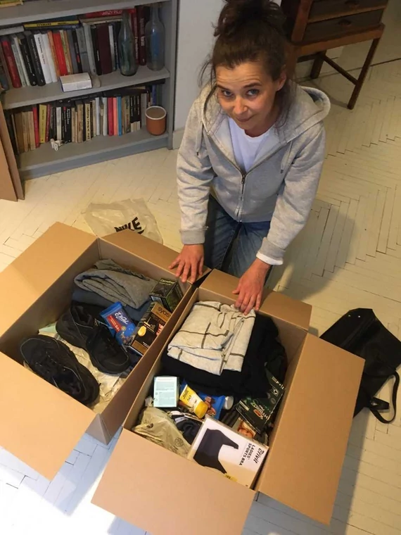 Urszula Engelmayer z Towarzystwa Inicjatyw Twórczych "ę" przygotowuje paczki dla cudzoziemców mieszkających w ośrodku