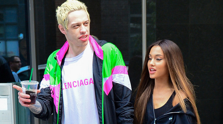 Pete Davidson (balra) csúnyán padlóra került Ariana Grandéval történt szakításuk után - most éppen egy 20 évvel idősebb nővel vigasztalódik /Fotó: Northfoto