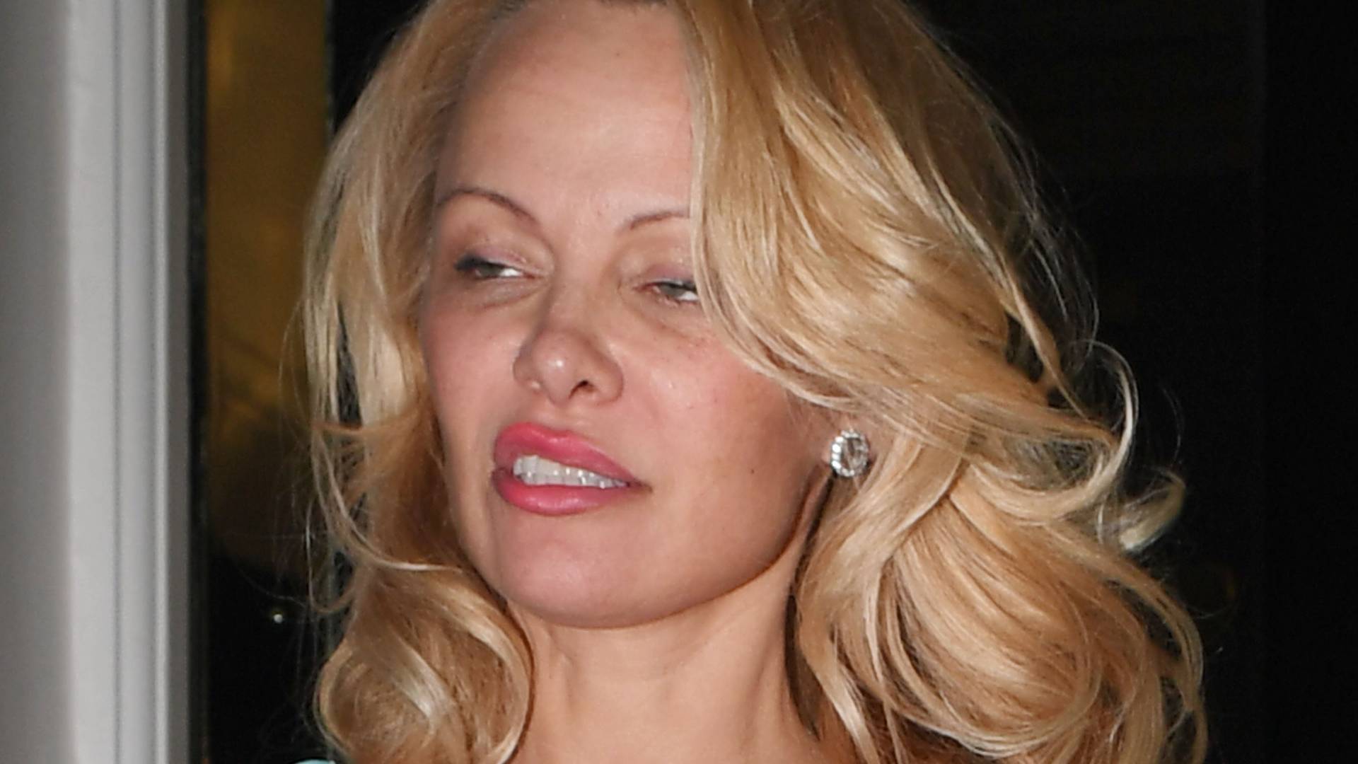 Kako Pamela Anderson izgleda kada izađe iz ljubavnog gnezda Džulijana Asanža