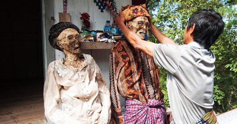 Posmrtný rituál kmeňa Toraja.