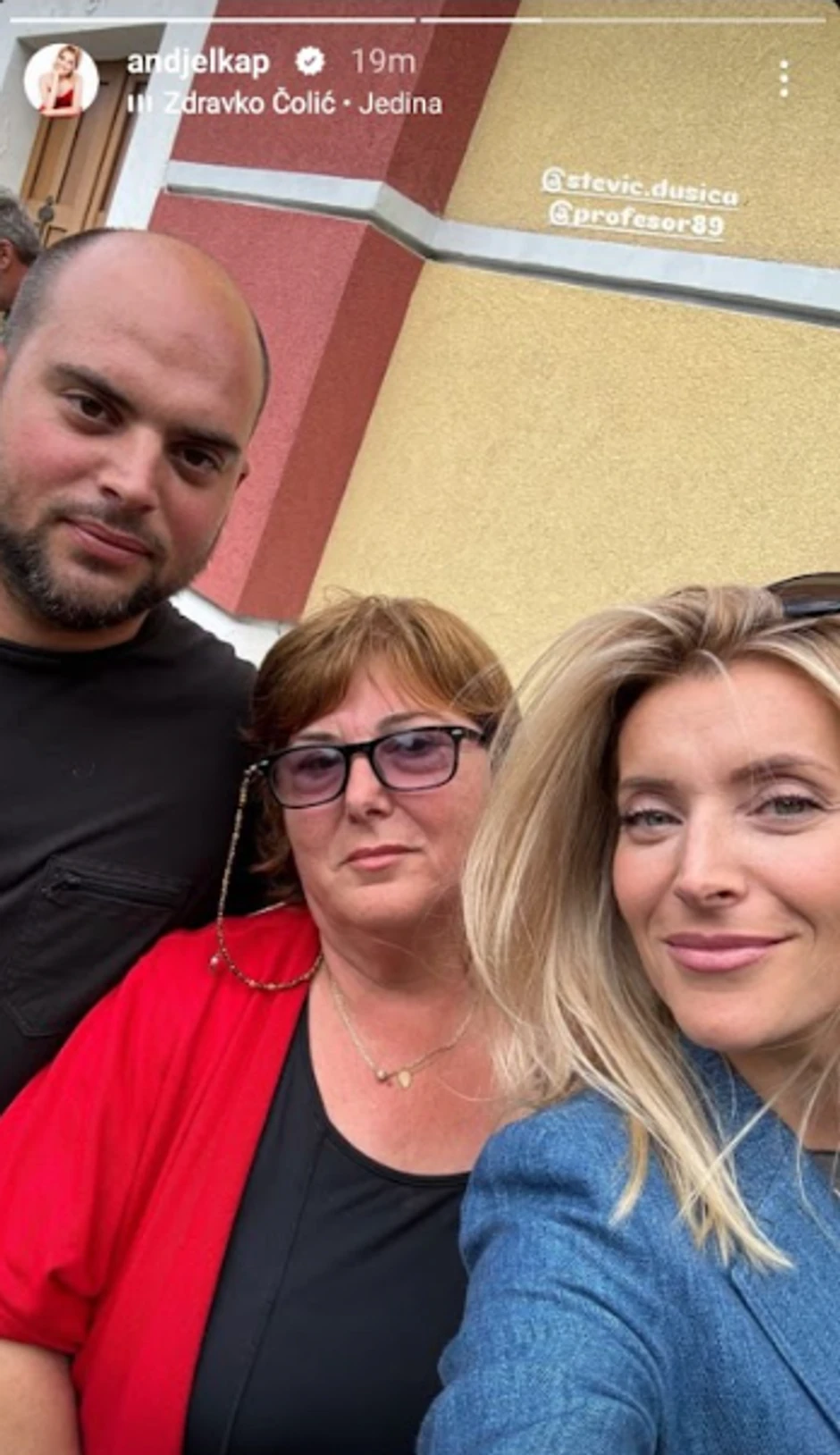 Anđelka sa bratom i majkom