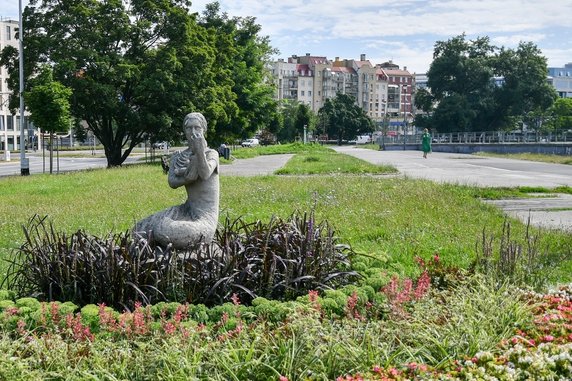 Bulwar Słoneczny we Wrocławiu. Upamiętnia nadanie praw wyborczych kobietom!