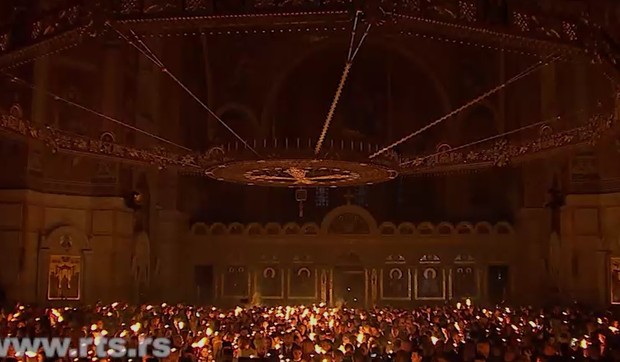 Deljenje Blagodatnog ognja u Hramu Svetog Save u Beogradu