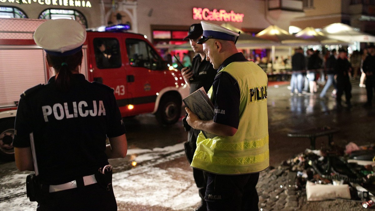 Sprawa 32-letniego Michała L., który w ubiegłą sobotę urządził rajd po sopockim molo i po głównym deptaku miasta, potrącając kilkadziesiąt osób, trafiła do Prokuratury Okręgowej w Gdańsku. W sprawie jest wiele wątków pobocznych, a wśród nich kwestia linczu, którego chcieli dopuścić się świadkowie zdarzenia. Niewykluczone, że prokuratura podejmie ten wątek w nowym postępowaniu.