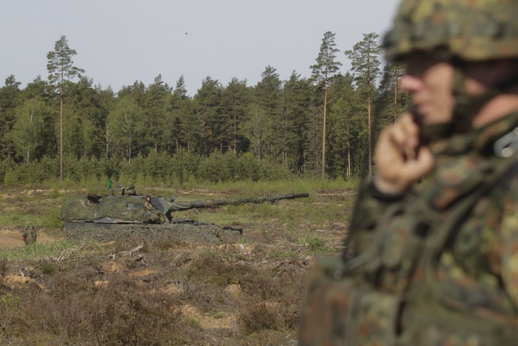 Wsparciem dla piechurów jest artyleria, czyli opancerzone samobieżne haubice PzH 2000 ze 131. batalionu artylerii.