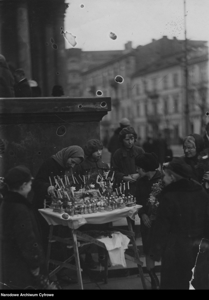 Sprzedaż baranków wielkanocnych przed kościołem św. Aleksandra w Warszawie, 1928 r.