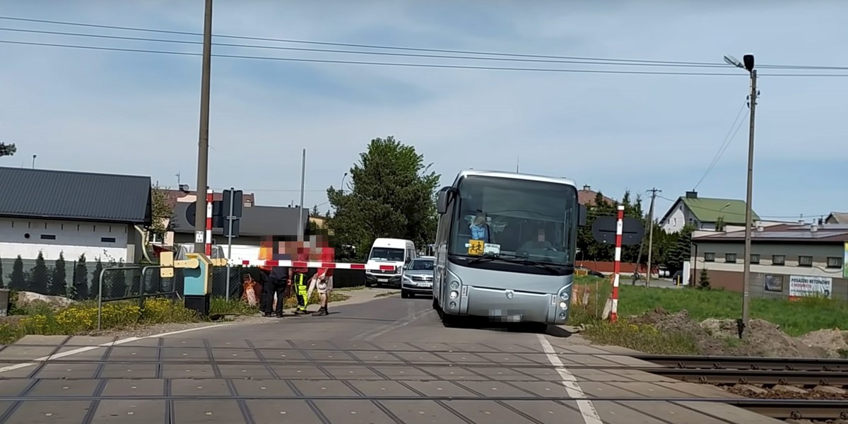 Autokar z wycieczką szkolną wjechał na tory mimo zamkniętych rogatek