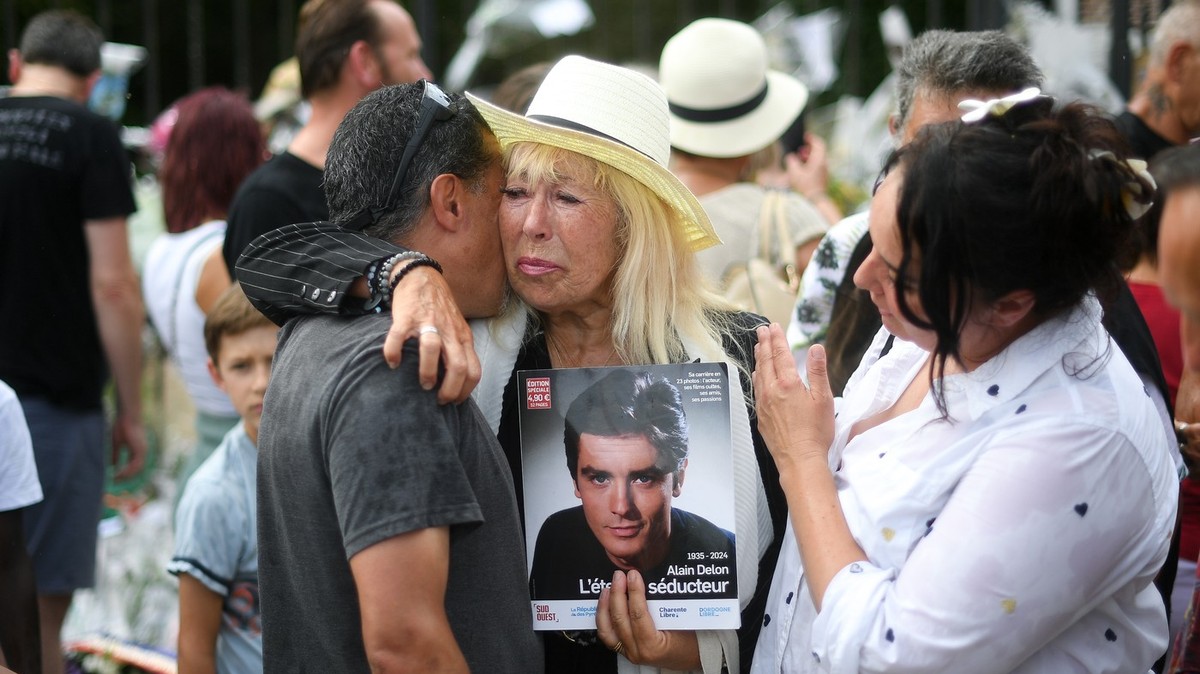 Szívszaggató fotókon Alain Delon temetése: szüntelenül folynak a könnyek a színészlegenda utolsó útján