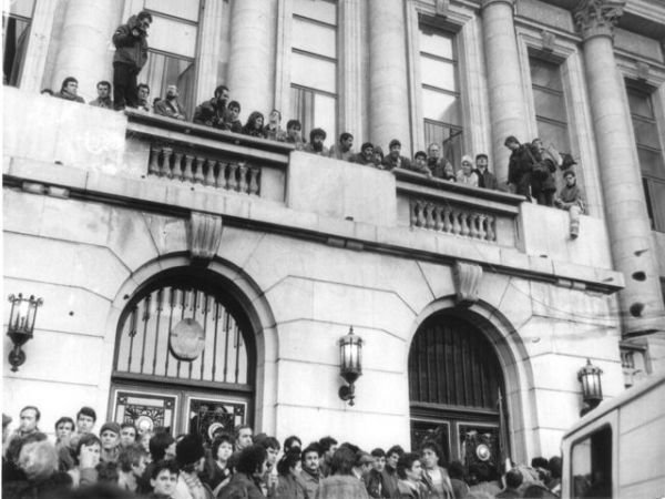 Balkon z którego rumuński przywódca wygłosił swoje ostatnie, nieudane przemówienie, zajęty przez rewolucjonistów (fot. Project Communism in Romania Photo Collection).