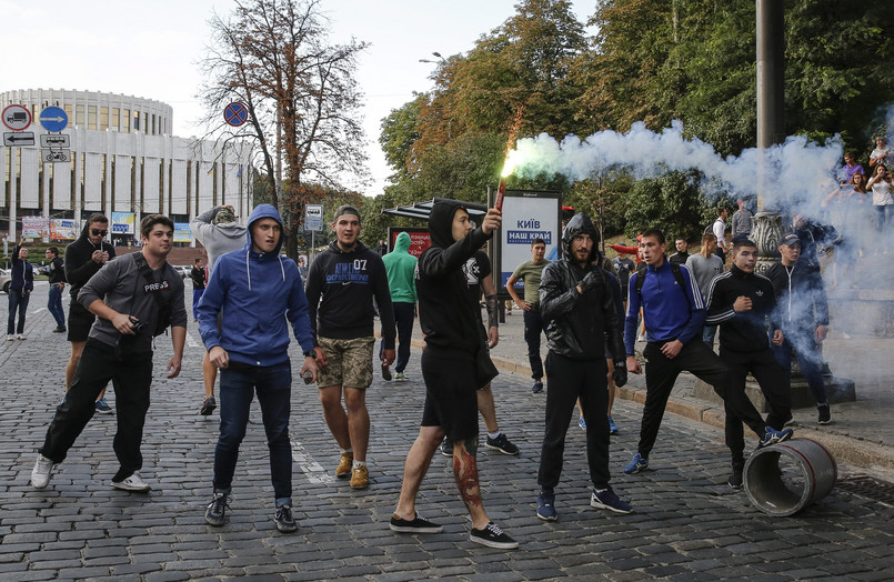 Do pierwszych zamieszek doszło już dzień przed meczem. Ukraińskie media informowały, że w centrum Kijowa doszło do "ustawki" chuliganów miejscowego Dynama i Legii. Jednak zupełnie inaczej sytuacje przedstawiają polscy dziennikarze, którzy byli w stolicy Ukrainy.