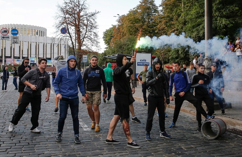 Do pierwszych zamieszek doszło już dzień przed meczem. Ukraińskie media informowały, że w centrum Kijowa doszło do "ustawki" chuliganów miejscowego Dynama i Legii. Jednak zupełnie inaczej sytuacje przedstawiają polscy dziennikarze, którzy byli w stolicy Ukrainy.